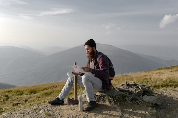 Uomo barbuto con l'ascia sulla montagna