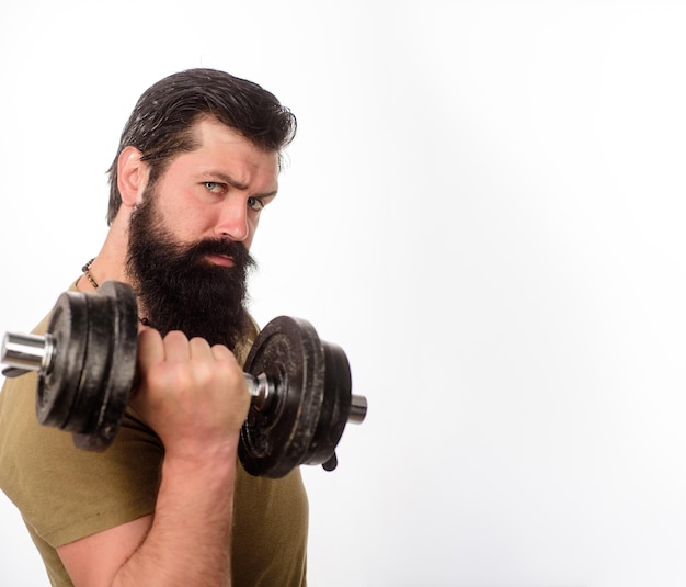 Uomo barbuto con manubri durante un esercizio fitness uomo con manubri in palestra forte sport bello