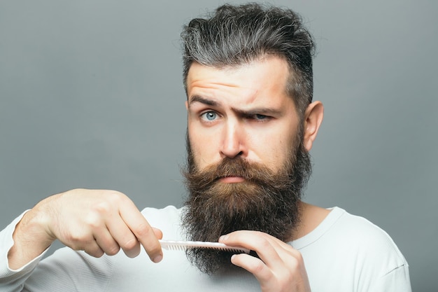 Uomo barbuto con spazzola per capelli