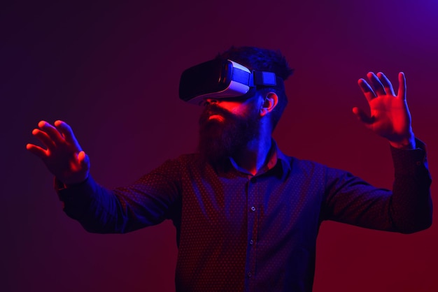 Uomo barbuto confuso in cuffie da realtà virtuale futuro futuro concetto di tecnologia uomini che usano vr