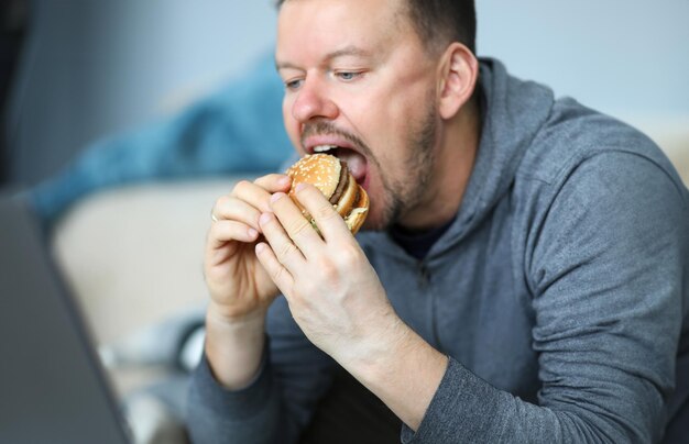 Uomo barbuto e fastfood