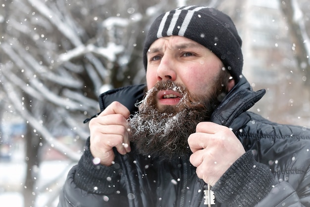 Uomo barbuto ghiaccio neve inverno