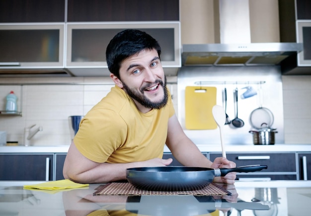 Uomo barbuto in cucina