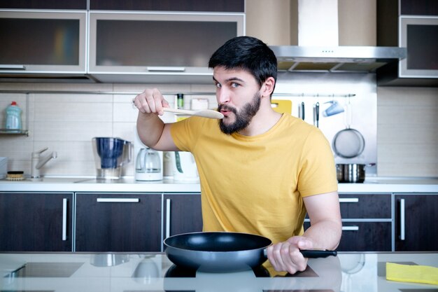 Uomo barbuto in cucina