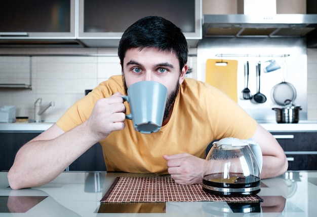 Uomo barbuto in cucina