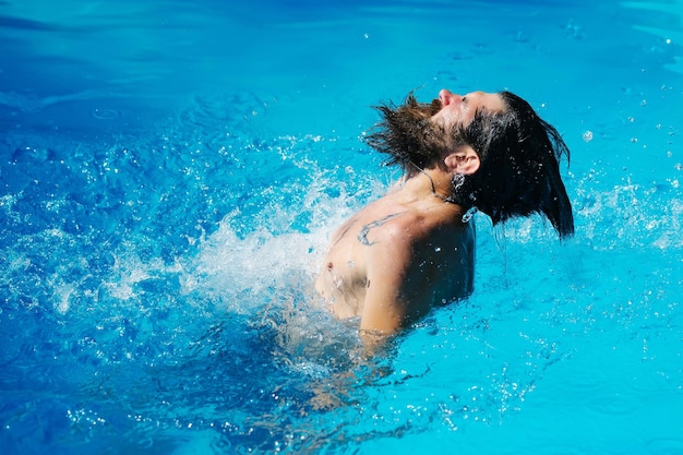 Uomo barbuto in piscina