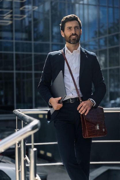 Uomo barbuto in un abito elegante che sembra fiducioso