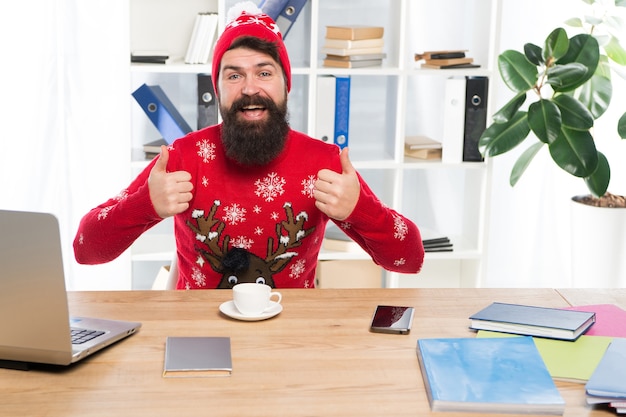 Uomo barbuto manager in ufficio. Carriera aziendale. Avviare un'attività in proprio. Il riuscito ragazzo allegro dell'uomo di affari celebra il natale. Occupazione professionale del reclutatore. Vacanze invernali. Festeggia il Natale.