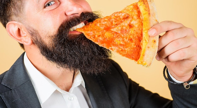 Uomo barbuto mangiare pizza fresca calda fetta delizioso pasto fast food cucina italiana concetto primo piano