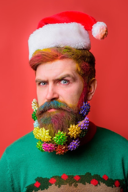 Uomo barbuto serio con cappello da Babbo Natale decorazioni per la barba di Natale Uomo barbuto con cappello da Babbo Natale decorato
