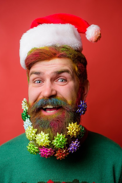 Uomo barbuto sorridente in cappello di babbo natale vestiti di moda di capodanno decorazioni di barba di natale babbo natale