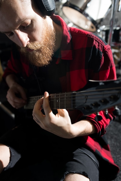 Uomo Barbuto, Suonare La Chitarra