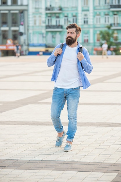 uomo barbuto turista che cammina fuori tutta la lunghezza del turista con la barba turista casuale all'aperto