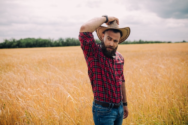 Uomo beared con cappello in un campo di modellazione