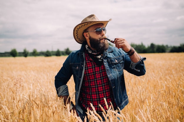 Uomo beared con cappello in un campo di modellazione