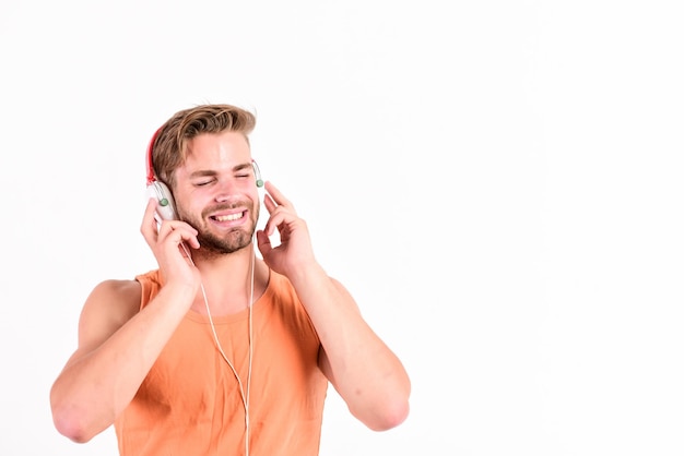 Uomo bel ragazzo barbuto che ascolta musica con le cuffie sfondo bianco Concetto di fan di musica Spettacolare audiovisivo La melodia ha messo su vari tipi di musica È un ottimo momento per creare nuove realtà