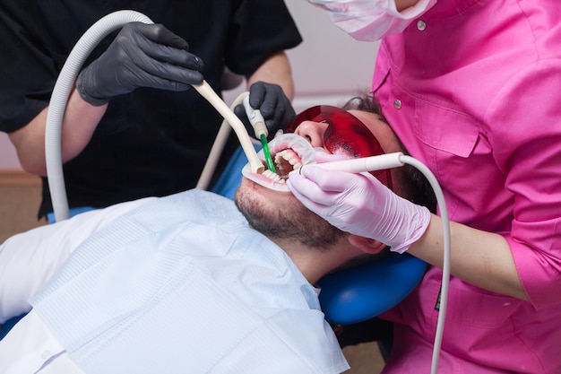 Uomo bello all'ufficio del dentista.