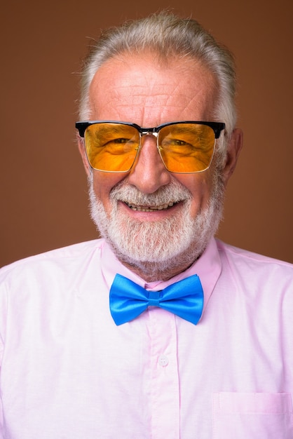 Uomo bello anziano che indossa vestiti alla moda