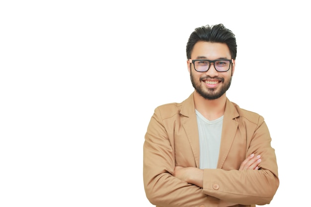 Uomo bello asiatico con i baffi, sorridenti e ridendo su fondo bianco, fuoco molle e confuso