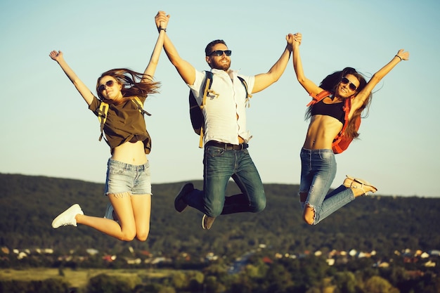 Uomo bello barbuto con ragazze