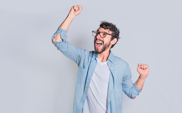 Uomo bello che alza la mano nella vittoria isolata Persona che celebra e alza la mano nella vittoria Concetto di persona che stringe e alza una mano nella vittoria