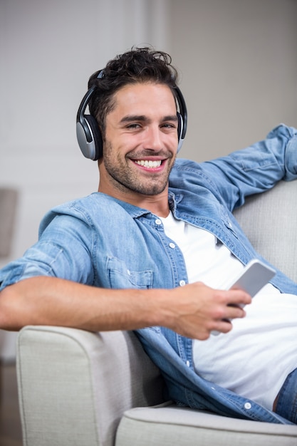 Uomo bello che ascolta la musica