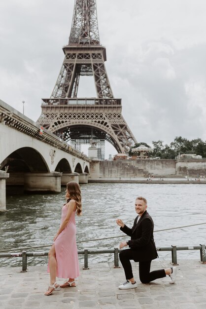 Uomo bello che fa una proposta di matrimonio in una luminosa giornata di sole a Parigi Francia