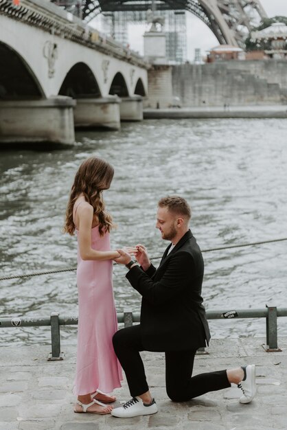 Uomo bello che fa una proposta di matrimonio in una luminosa giornata di sole a Parigi Francia