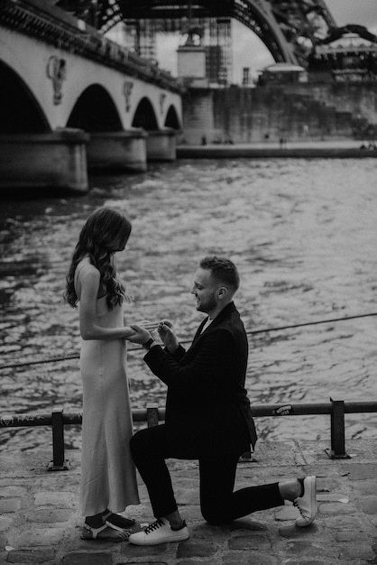 Uomo bello che fa una proposta di matrimonio in una luminosa giornata di sole a Parigi Francia