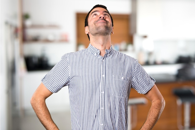 Uomo bello che guarda all&#39;interno della casa