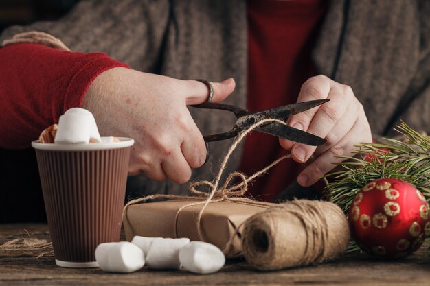 Uomo bello che imballa i regali di natale