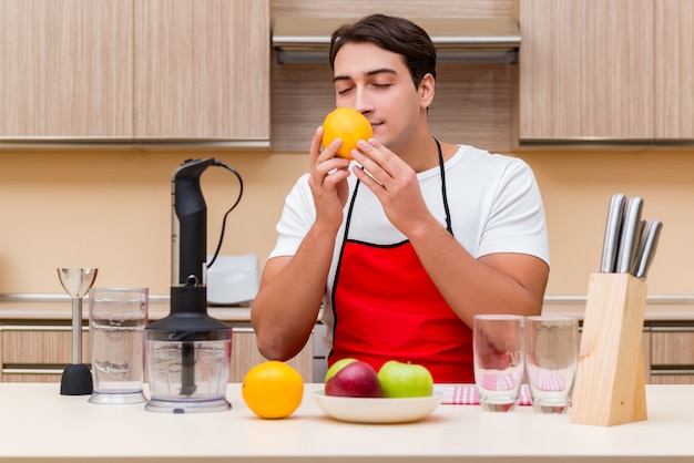 Uomo bello che lavora in cucina