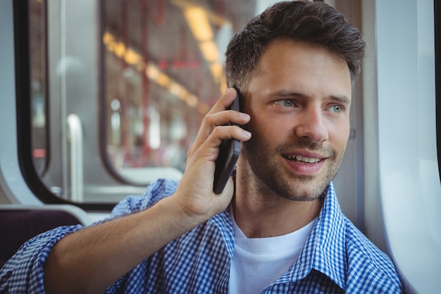 Uomo bello che parla sul telefono cellulare