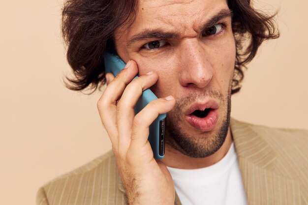 Uomo bello che parla sullo stile di vita delle tecnologie del telefono inalterato