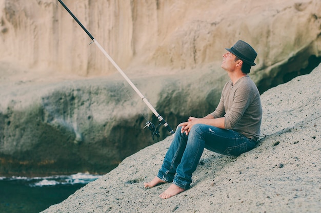 Uomo bello che pesca durante il suo giorno libero