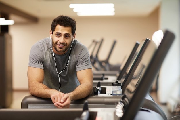 Uomo bello che propone in ginnastica