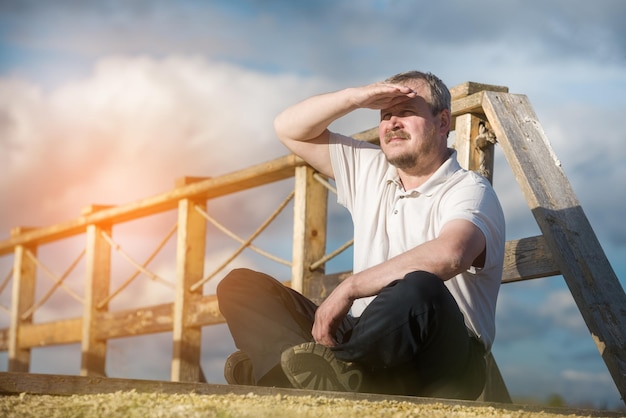 Uomo bello che riposa nella natura