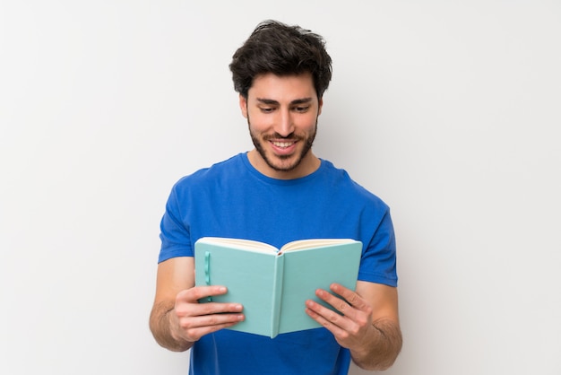 Uomo bello che tiene e che legge un libro