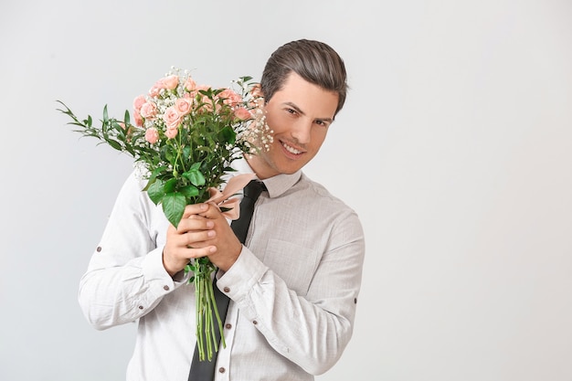 Uomo bello con bouquet di fiori