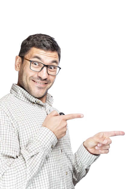 Uomo bello con gli occhiali e una camicia a quadri, sorridente e indicando qualcosa di lato