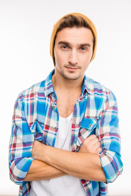 Uomo bello con il cappello che attraversa le mani isolate