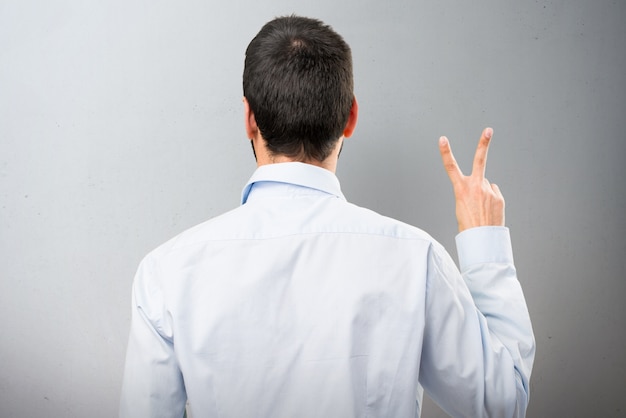 Uomo bello con la barba che contano due su priorità bassa strutturata