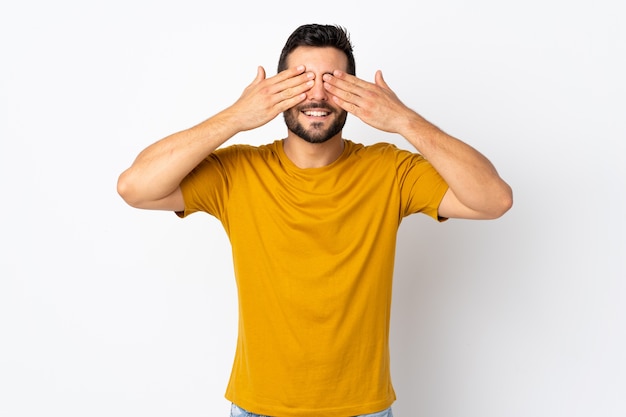 Uomo bello con la barba che copre gli occhi