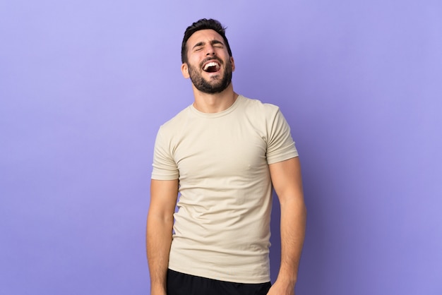 Uomo bello con la barba in studio