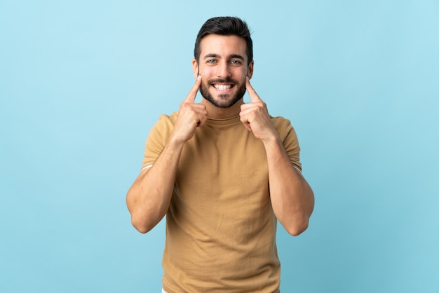 Uomo bello con la barba in studio