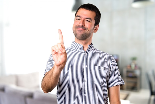 Uomo bello contando una casa dentro