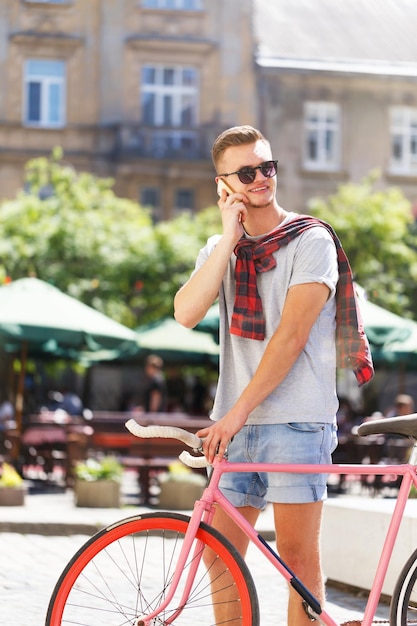 Uomo bello dei giovani pantaloni a vita bassa in occhiali da sole