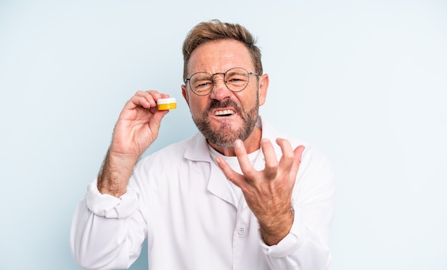 Uomo bello di mezza età che sembra arrabbiato, infastidito e frustrato. concetto di lenti a contatto