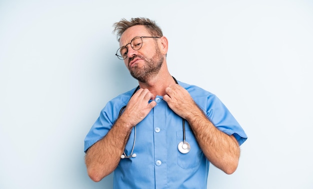 Uomo bello di mezza età che si sente stressato, ansioso, stanco e frustrato. concetto di infermiera