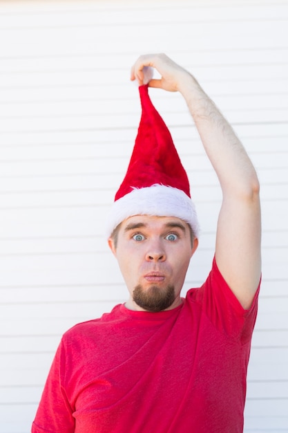 Uomo bello divertente sorpreso in cappello della santa